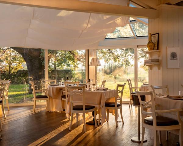 Ristorante elegante con ampie vetrate e luce naturale.